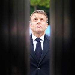 El presidente francés, Emmanuel Macron, asiste a una ceremonia para conmemorar el fin de la Segunda Guerra Mundial, en París, Francia. | Foto:Michel Euler / POOL / AFP