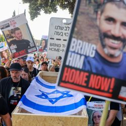 Familiares y partidarios de los rehenes tomados cautivos por militantes palestinos en Gaza durante los ataques del 7 de octubre llevan un ataúd vacío durante una manifestación y un servicio conmemorativo cerca del parlamento israelí en Jerusalén. | Foto:MENAHEM KAHANA / AFP