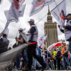 Los manifestantes se reúnen en Varsovia, Polonia, mientras los partidarios del sindicato Solidaridad y el partido nacionalista PiS protestan contra la política del actual gobierno polaco, el Acuerdo Verde de la Unión Europea y las importaciones baratas de cereales de Ucrania. | Foto:Wojtek Radwanski / AFP