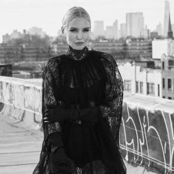 Total Look (Dolce & Gabbana), botas (Paris Texas).