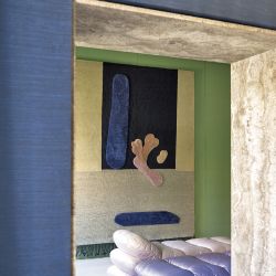 La particular visión del diseño y el color de Faye Toogood, reunió a las marcas Tacchinni y CC-Tapis en un tradicional palazzo milanés.