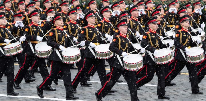 Bateristas de la Escuela de Música Militar de Moscú marchan durante el desfile militar del Día de la Victoria, que marca el 79° aniversario de la victoria soviética en la Gran Guerra Patriótica, término ruso para referirse a la Segunda Guerra Mundial, en la Plaza Roja, en Moscú, Rusia.