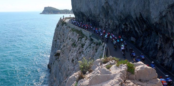 El grupo recorre el cabo de Noli durante la cuarta etapa de la 107ª carrera ciclista Giro de Italia, 190 km entre Acqui Terme y Andora, en Noli.