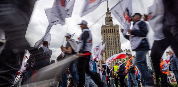 Los manifestantes se reúnen en Varsovia, Polonia, mientras los partidarios del sindicato Solidaridad y el partido nacionalista PiS protestan contra la política del actual gobierno polaco, el Acuerdo Verde de la Unión Europea y las importaciones baratas de cereales de Ucrania.