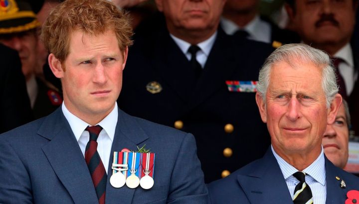 Por qué los médicos le prohibieron al rey Carlos III ver a su hijo, el príncipe Harry