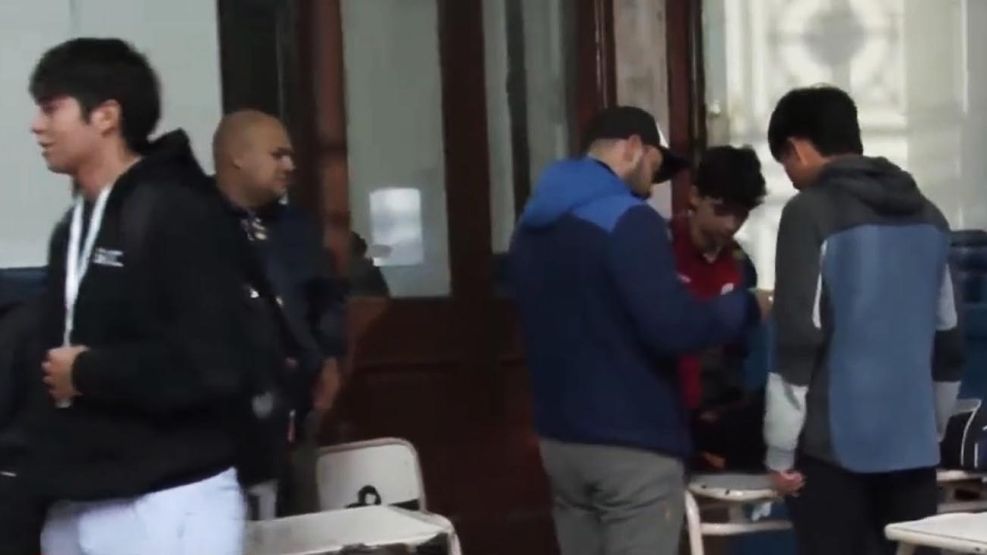 Requisas en un colegio en el ingreso de los alumnos