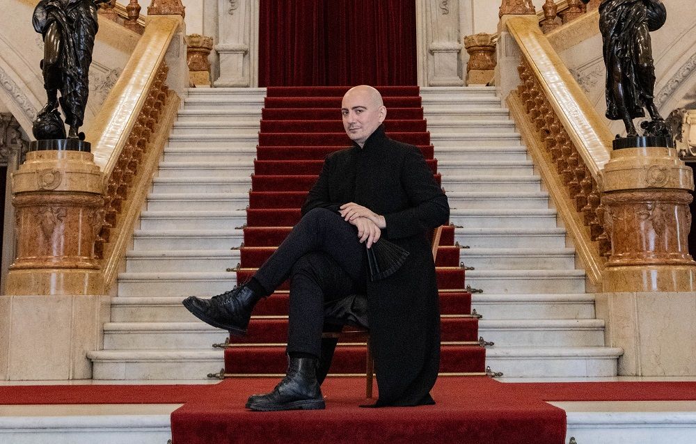 Pablo Ramírez en la escalera central del Teatro Municipal de San Pablo (Brasil).