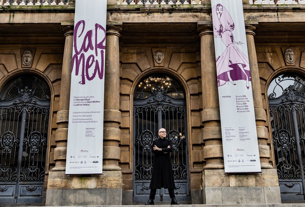 Pablo Ramírez delante del Teatro Municipal de San Pablo (Brasil).