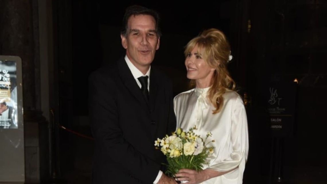 Un conjunto de dos piezas blancas, el look de Karina Rabolini en su ...