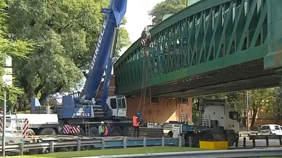 Grúas trabajando en Figueroa Alcorta, para liberar el puente tras el choque de trenes.