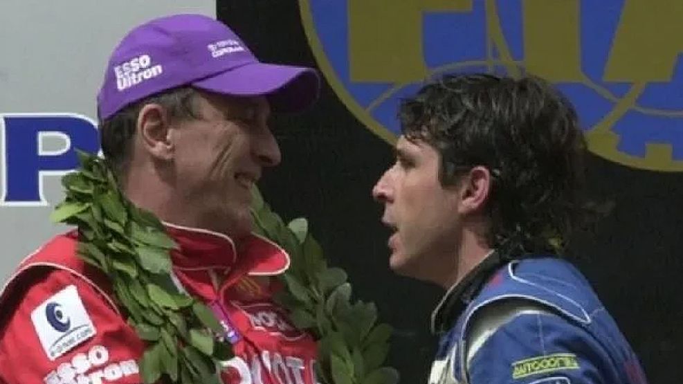 El Flaco Traverso festeja la victoria sobre el Pato Silva en San Juan en 2001.