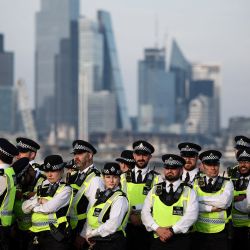 Agentes de la policía metropolitana vigilan mientras los manifestantes participan en una manifestación pro-palestina en el puente de Waterloo, en Londres, organizada por la asociación Youth Demand y pidiendo un embargo de armas bidireccional a Israel. | Foto:HENRY NICHOLLS / AFP