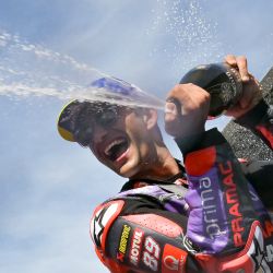 El piloto español, ganador de la Prima Pramac Racing, Jorge Martín, celebra después de la carrera del Gran Premio de Francia de MotoGP en el circuito Bugatti de Le Mans, noroeste de Francia. | Foto:Lou Benoist / AFP