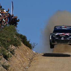 El piloto y copiloto francés de Toyota Sebastien Ogier y Vincent Landais compiten con su Toyota GR Yaris Rally1 Hybrid durante el Rally WRC de Portugal SS9 en Mortagua. | Foto:MIGUEL RIOPA / AFP