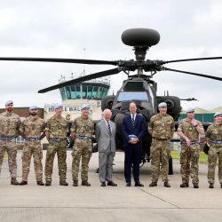 El rey Carlos III de Gran Bretaña entrega oficialmente el cargo de Coronel en Jefe del Cuerpo Aéreo del Ejército al Príncipe Guillermo, Príncipe de Gales de Gran Bretaña frente a un helicóptero Apache en el Centro de Aviación del Ejército en Middle Wallop, Inglaterra. | Foto:Kin Cheung / POOL / AFP