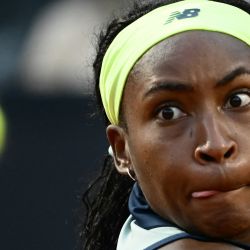 La estadounidense Coco Gauff mira la pelota durante su partido contra la rumana Jaqueline Cristian durante el torneo de tenis femenino WTA Rome Open en el Foro Italico de Roma. | Foto:Filippo Monteforte / AFP