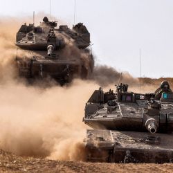 Los tanques de batalla del ejército israelí se mueven cerca de la frontera con la Franja de Gaza en un lugar del sur de Israel, en medio del conflicto en curso en el territorio palestino entre Israel y el movimiento Hamas. | Foto:JACK GUEZ / AFP
