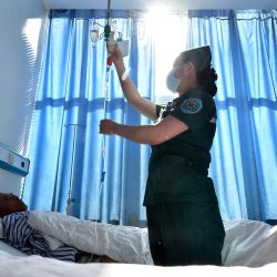 Una enfermera cuida a un paciente en el departamento de emergencias de un hospital, en Shijiazhuang, en la provincia de Hebei, en el norte de China. El domingo marcó el 113 Día Internacional de la Enfermera. | Foto:Xinhua/Zhang Xiaofeng