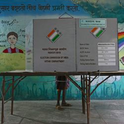Una votante emite su voto en un colegio electoral durante la cuarta fase de la votación de las elecciones generales de la India, en Karjat, en el estado de Maharashtra. | Foto:Indranil Mukherjee / AFP