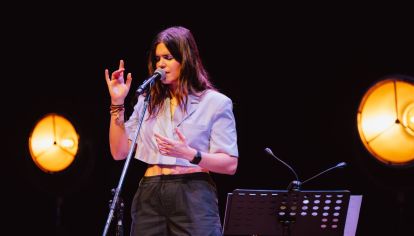 La poeta española se presentó en el Teatro Ópera e hizo vibrar Buenos Aires con su voz.
