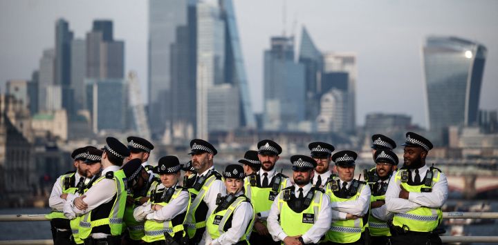 Agentes de la policía metropolitana vigilan mientras los manifestantes participan en una manifestación pro-palestina en el puente de Waterloo, en Londres, organizada por la asociación Youth Demand y pidiendo un embargo de armas bidireccional a Israel.