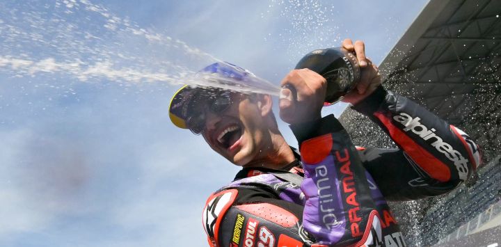 El piloto español, ganador de la Prima Pramac Racing, Jorge Martín, celebra después de la carrera del Gran Premio de Francia de MotoGP en el circuito Bugatti de Le Mans, noroeste de Francia.