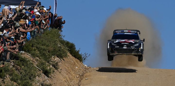 El piloto y copiloto francés de Toyota Sebastien Ogier y Vincent Landais compiten con su Toyota GR Yaris Rally1 Hybrid durante el Rally WRC de Portugal SS9 en Mortagua.