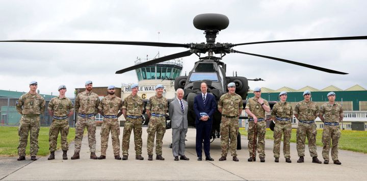 El rey Carlos III de Gran Bretaña entrega oficialmente el cargo de Coronel en Jefe del Cuerpo Aéreo del Ejército al Príncipe Guillermo, Príncipe de Gales de Gran Bretaña frente a un helicóptero Apache en el Centro de Aviación del Ejército en Middle Wallop, Inglaterra.