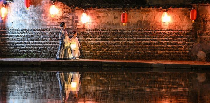 Turistas vestidos con trajes tradicionales son vistos durante una sesión de fotos en la aldea de Hongcun, en la provincia de Anhui, en el este de China. La antigua aldea, ubicada en el condado de Yi en la ciudad de Huangshan, fue agregada a la lista de Sitios del Patrimonio Mundial de la UNESCO en el año 2000 y es conocido por sus vistas panorámicas al lago y su arquitectura tradicional.