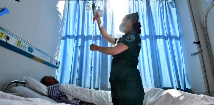 Una enfermera cuida a un paciente en el departamento de emergencias de un hospital, en Shijiazhuang, en la provincia de Hebei, en el norte de China. El domingo marcó el 113 Día Internacional de la Enfermera.