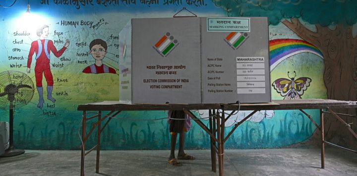 Una votante emite su voto en un colegio electoral durante la cuarta fase de la votación de las elecciones generales de la India, en Karjat, en el estado de Maharashtra.