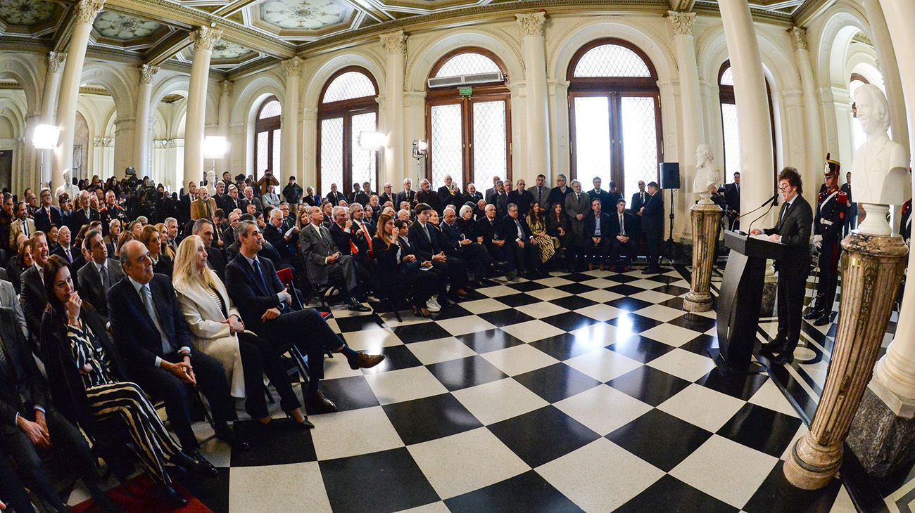 Inauguración del busto de Carlos Menem en Casa Rosada