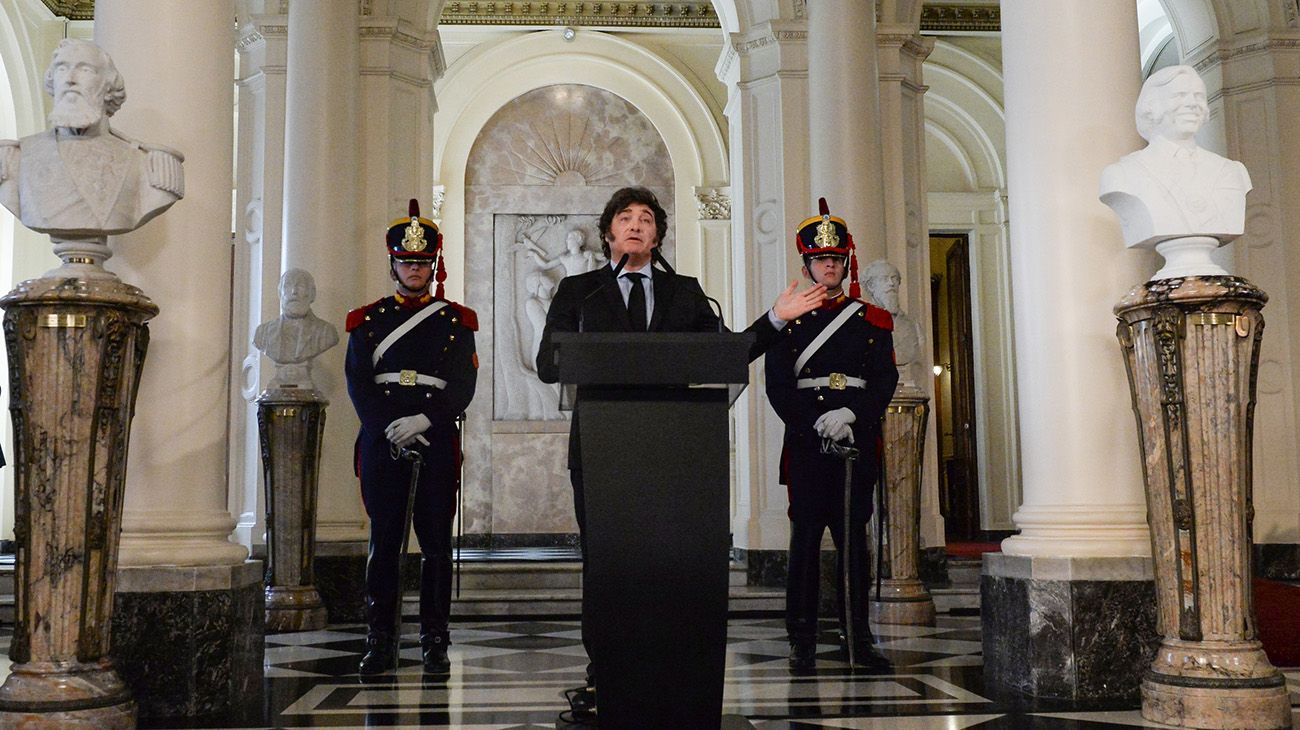 Inauguración del busto de Carlos Menem en Casa Rosada