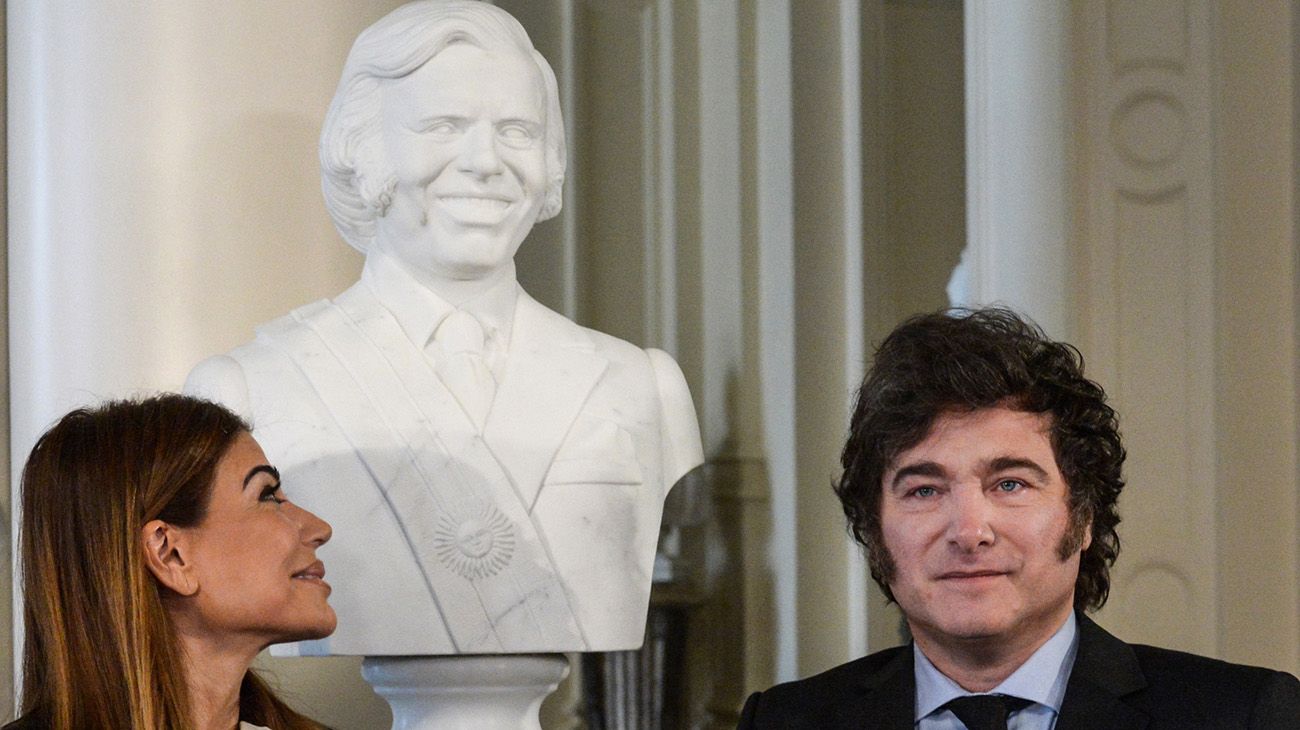 Inauguración del busto de Carlos Menem en Casa Rosada