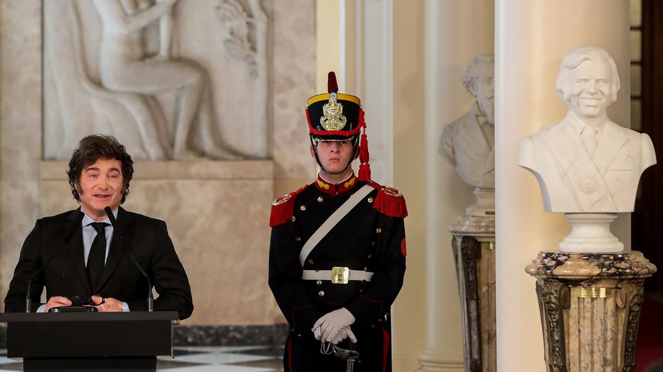 Inauguración del busto de Carlos Menem en Casa Rosada