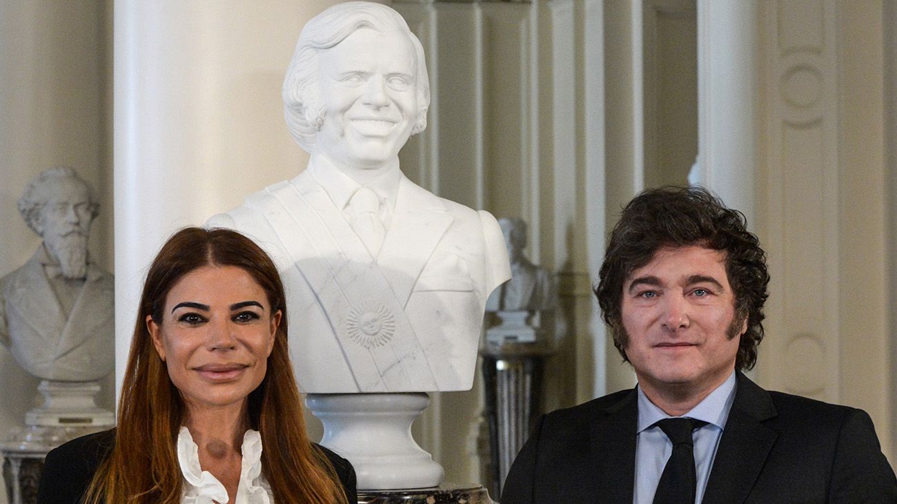 Inauguración del busto de Carlos Menem en Casa Rosada
