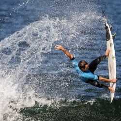 El australiano Jordan Lawler surfea durante la final contra el brasileño Alejo Muniz en la Sydney Surf Pro Challenger Series de la World Surf League (WSL) en la playa North Narrabeen de Sydney. | Foto:DAVID GRAY / AFP
