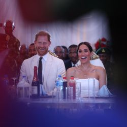 El príncipe Harry, duque de Sussex de Gran Bretaña, y la duquesa de Sussex de Gran Bretaña, asisten a una sentada en el Cuartel General de Defensa de Nigeria en Abuja mientras visitan Nigeria como parte de las celebraciones del aniversario de los Juegos Invictus. | Foto:KOLA SULAIMON / AFP