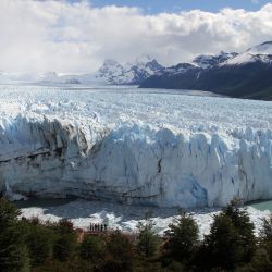 Imagen de un grupo de turistas observando el Glaciar Perito Moreno en el parque nacional Los Glaciares ubicado en el extremo sur, frente a la Península de Magallanes, a 78 kilómetros de la ciudad de El Calafate, Argentina. | Foto:Xinhua/Martín Zabala