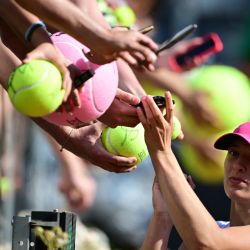 La polaca Iga Swiatek firma autógrafos después de ganar contra la alemana Angelique Kerber durante el torneo de tenis femenino WTA Open de Roma en el Foro Italico de Roma. | Foto:Tiziana Fabi / AFP