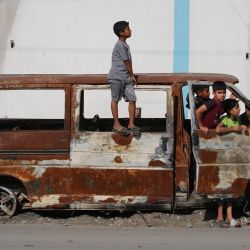 Los niños juegan en una camioneta carbonizada en Rafah, en el sur de la Franja de Gaza, en medio del conflicto en curso entre Israel y el grupo militante Hamás. | Foto:AFP