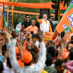 Narendra Modi, Primer Ministro de la India y líder del gobernante Partido Bharatiya Janata (BJP), con Yogi Adityanath, Ministro Principal del estado de Uttar Pradesh, saluda a la multitud. | Foto:Sajjad Hussain / AFP