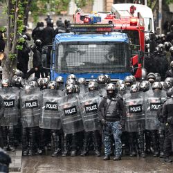 Se ve a agentes del orden georgianos desplegados en las calles mientras los manifestantes se manifiestan contra el controvertido proyecto de ley de "influencia extranjera" en Tbilisi. El parlamento de Georgia adoptó el 14 de mayo de 2024 una controvertida ley de "influencia extranjera" que ha provocado semanas de protestas masivas contra la medida, denunciada como un reflejo de la legislación rusa utilizada para silenciar la disidencia. | Foto:VANO SHLAMOV / AFP