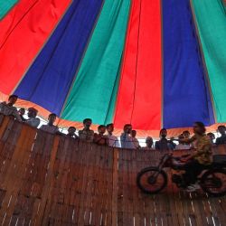 Una niña realiza una acrobacia en un "Muro de la Muerte" en el santuario sufí Shah Jewana, una ciudad en el distrito de Jhang de la provincia de Punjab, Pakistán. | Foto:Farooq Naeem / AFP