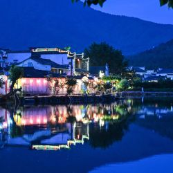 Una vista general de las casas junto al lago sur de Hongcun en la aldea de Hongcun, en la provincia de Anhui, en el este de China. La antigua aldea, ubicada en el condado de Yi en la ciudad de Huangshan, fue agregada a la lista de Sitios del Patrimonio Mundial de la UNESCO en el año 2000 y es conocido por sus vistas panorámicas al lago y su arquitectura tradicional. | Foto:Hector Retamal / AFP