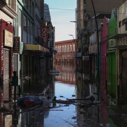 Vista de una calle inundada en el centro histórico de la ciudad de Porto Alegre, estado de Rio Grande do Sul, Brasi. Los ríos en el sur de Brasil crecieron nuevamente a medida que se intensificaron los esfuerzos de rescate por inundaciones. Más de 600.000 personas han sido desplazadas por las fuertes lluvias, inundaciones y deslizamientos de tierra que han asolado el estado sureño de Rio Grande do Sul durante unas dos semanas. Al menos 147 personas murieron y más de 800 resultaron heridas en el diluvio. | Foto:ANSELMO CUNHA / AFP