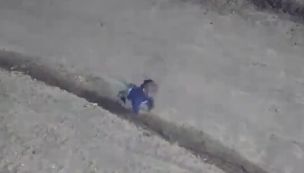 Bebé gateando solo en plena calle en Córdoba
