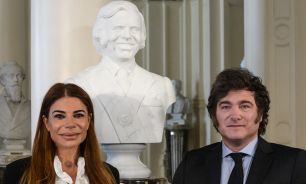 Colocación del busto de Carlos Menem en Casa Rosada