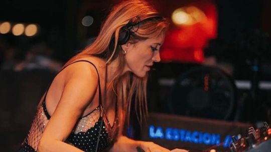 De día médica, de noche DJ: La doble vida de Caro Lewis