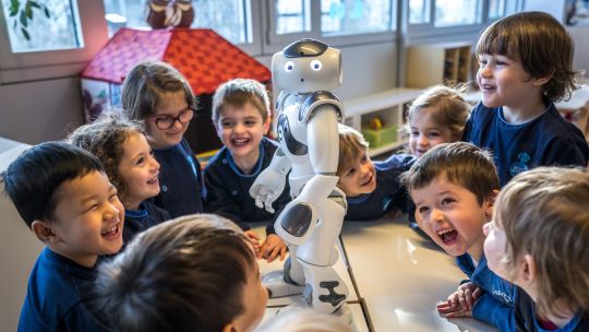 Fotogaleria Los niños en edad preescolar interactúan con el robot educativo e interactivo Nao en la guardería 